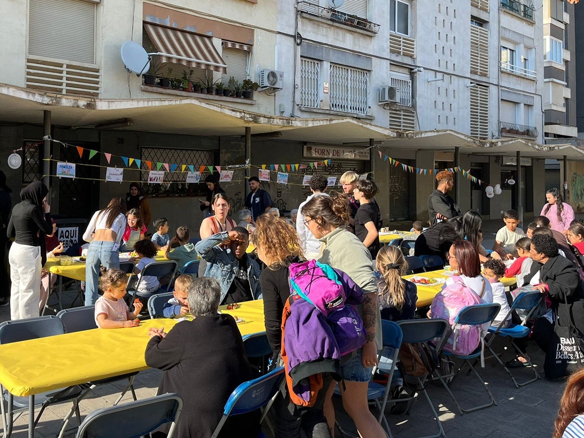 Un moment del berenar, a la plaça de Les Termes. Autor: P.A / cedida. 