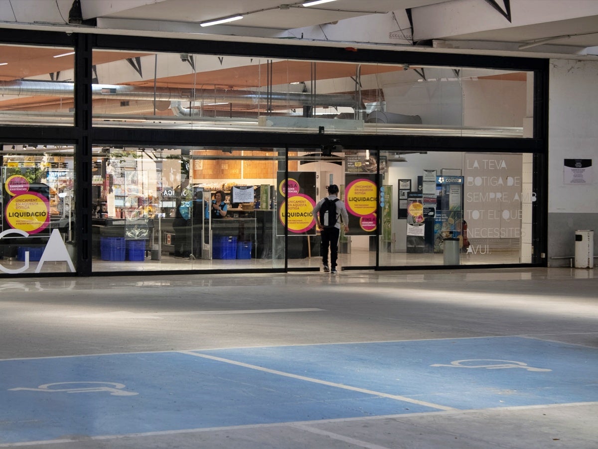 Exterior del Caprabo de l'avinguda de Barberà, que tanca recentment. Autora: Martina Berenguera. 