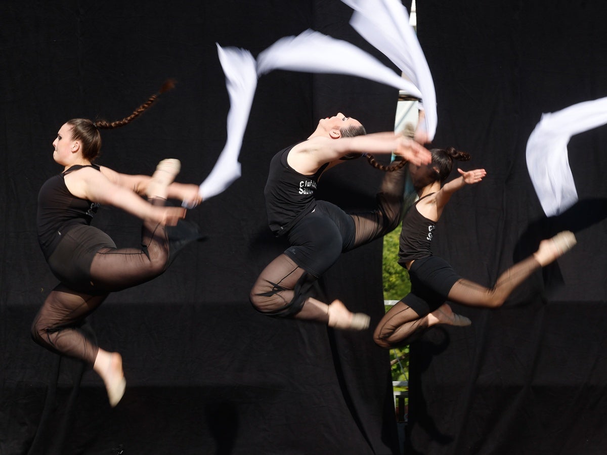 Un miler llarg de ballarins d'una vintena d'entitats i escoles de dansa de la ciutat han omplert de ritme aquest diumenge a la tarda la plaça de l'Argub, al parc de Catalunya. Ha estat l'acte central del Dia Internacional de la Dansa, la mostra col·lectiva Sabadell Dansa. Diferents estils i nivells de flamenc, hip hop, ballet, contemporani i altres disciplines però la mateixa estima per la dansa. Tot plegat, una gran mostra de la riquesa de grups i estils que hi ha a la ciutat.  Hi han participaran l’Agrupación Andaluza San Sebastián de los Ballesteros, el Club Rítmica Sabadell, Harmony Escola de Dansa, Step by Step, L’Estudi Dansa, Steps to Country, Kmystudio Escola de Dansa, Innedit Dance Complex, el Centro Cultural Andaluz Hermandad Virgen de Gracia Sabadell, l’Associació d’Activitats Veïns de la Concòrdia, l’Escola de Dansa Ritme, Artístik Centre Dansa i Teatre, les Escoles de Dansa Mònica Escribà, l’Escola de Ball Félix y Tere, El Gimnàs Dansa, La Nau, Petit Món conjunt amb Espai Yantra, l’Esbart Sabadell Dansaire, Driss Dansa, l’Escola de Dansa Stils i l’Escola de Dansa Bots.