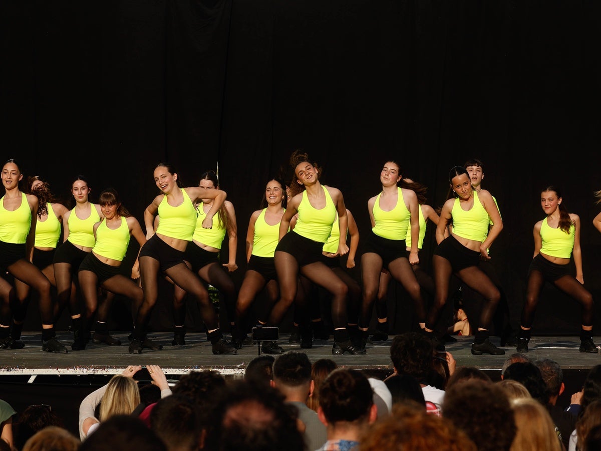 Un miler llarg de ballarins d'una vintena d'entitats i escoles de dansa de la ciutat han omplert de ritme aquest diumenge a la tarda la plaça de l'Argub, al parc de Catalunya. Ha estat l'acte central del Dia Internacional de la Dansa, la mostra col·lectiva Sabadell Dansa. Diferents estils i nivells de flamenc, hip hop, ballet, contemporani i altres disciplines però la mateixa estima per la dansa. Tot plegat, una gran mostra de la riquesa de grups i estils que hi ha a la ciutat.  Hi han participaran l’Agrupación Andaluza San Sebastián de los Ballesteros, el Club Rítmica Sabadell, Harmony Escola de Dansa, Step by Step, L’Estudi Dansa, Steps to Country, Kmystudio Escola de Dansa, Innedit Dance Complex, el Centro Cultural Andaluz Hermandad Virgen de Gracia Sabadell, l’Associació d’Activitats Veïns de la Concòrdia, l’Escola de Dansa Ritme, Artístik Centre Dansa i Teatre, les Escoles de Dansa Mònica Escribà, l’Escola de Ball Félix y Tere, El Gimnàs Dansa, La Nau, Petit Món conjunt amb Espai Yantra, l’Esbart Sabadell Dansaire, Driss Dansa, l’Escola de Dansa Stils i l’Escola de Dansa Bots.