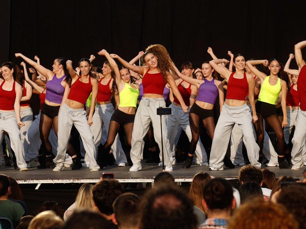 Un miler llarg de ballarins d'una vintena d'entitats i escoles de dansa de la ciutat han omplert de ritme aquest diumenge a la tarda la plaça de l'Argub, al parc de Catalunya. Ha estat l'acte central del Dia Internacional de la Dansa, la mostra col·lectiva Sabadell Dansa. Diferents estils i nivells de flamenc, hip hop, ballet, contemporani i altres disciplines però la mateixa estima per la dansa. Tot plegat, una gran mostra de la riquesa de grups i estils que hi ha a la ciutat.  Hi han participaran l’Agrupación Andaluza San Sebastián de los Ballesteros, el Club Rítmica Sabadell, Harmony Escola de Dansa, Step by Step, L’Estudi Dansa, Steps to Country, Kmystudio Escola de Dansa, Innedit Dance Complex, el Centro Cultural Andaluz Hermandad Virgen de Gracia Sabadell, l’Associació d’Activitats Veïns de la Concòrdia, l’Escola de Dansa Ritme, Artístik Centre Dansa i Teatre, les Escoles de Dansa Mònica Escribà, l’Escola de Ball Félix y Tere, El Gimnàs Dansa, La Nau, Petit Món conjunt amb Espai Yantra, l’Esbart Sabadell Dansaire, Driss Dansa, l’Escola de Dansa Stils i l’Escola de Dansa Bots.
