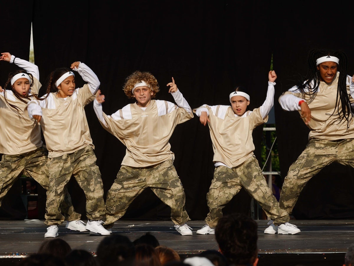 Un miler llarg de ballarins d'una vintena d'entitats i escoles de dansa de la ciutat han omplert de ritme aquest diumenge a la tarda la plaça de l'Argub, al parc de Catalunya. Ha estat l'acte central del Dia Internacional de la Dansa, la mostra col·lectiva Sabadell Dansa. Diferents estils i nivells de flamenc, hip hop, ballet, contemporani i altres disciplines però la mateixa estima per la dansa. Tot plegat, una gran mostra de la riquesa de grups i estils que hi ha a la ciutat.  Hi han participaran l’Agrupación Andaluza San Sebastián de los Ballesteros, el Club Rítmica Sabadell, Harmony Escola de Dansa, Step by Step, L’Estudi Dansa, Steps to Country, Kmystudio Escola de Dansa, Innedit Dance Complex, el Centro Cultural Andaluz Hermandad Virgen de Gracia Sabadell, l’Associació d’Activitats Veïns de la Concòrdia, l’Escola de Dansa Ritme, Artístik Centre Dansa i Teatre, les Escoles de Dansa Mònica Escribà, l’Escola de Ball Félix y Tere, El Gimnàs Dansa, La Nau, Petit Món conjunt amb Espai Yantra, l’Esbart Sabadell Dansaire, Driss Dansa, l’Escola de Dansa Stils i l’Escola de Dansa Bots.