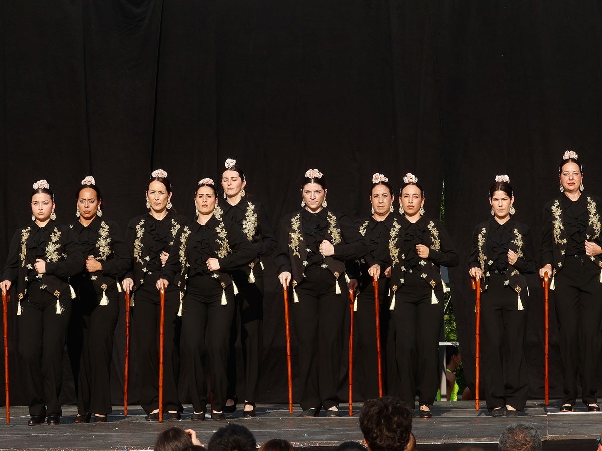 Un miler llarg de ballarins d'una vintena d'entitats i escoles de dansa de la ciutat han omplert de ritme aquest diumenge a la tarda la plaça de l'Argub, al parc de Catalunya. Ha estat l'acte central del Dia Internacional de la Dansa, la mostra col·lectiva Sabadell Dansa. Diferents estils i nivells de flamenc, hip hop, ballet, contemporani i altres disciplines però la mateixa estima per la dansa. Tot plegat, una gran mostra de la riquesa de grups i estils que hi ha a la ciutat.  Hi han participaran l’Agrupación Andaluza San Sebastián de los Ballesteros, el Club Rítmica Sabadell, Harmony Escola de Dansa, Step by Step, L’Estudi Dansa, Steps to Country, Kmystudio Escola de Dansa, Innedit Dance Complex, el Centro Cultural Andaluz Hermandad Virgen de Gracia Sabadell, l’Associació d’Activitats Veïns de la Concòrdia, l’Escola de Dansa Ritme, Artístik Centre Dansa i Teatre, les Escoles de Dansa Mònica Escribà, l’Escola de Ball Félix y Tere, El Gimnàs Dansa, La Nau, Petit Món conjunt amb Espai Yantra, l’Esbart Sabadell Dansaire, Driss Dansa, l’Escola de Dansa Stils i l’Escola de Dansa Bots.