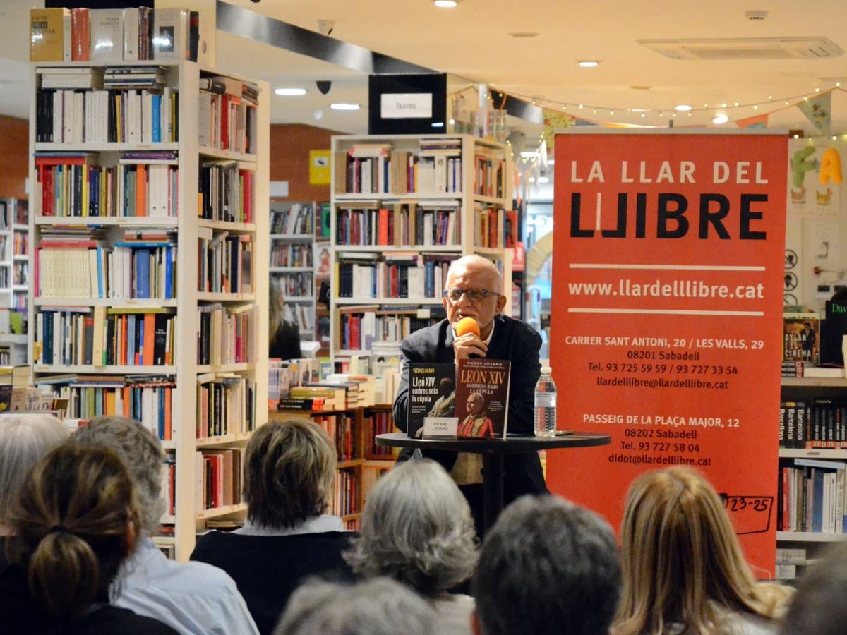 Vicenç Lozano, autor de 'Lleó XIV, ombres sota la cúpula', a la Llar del Llibre. Foto: Jordi M.