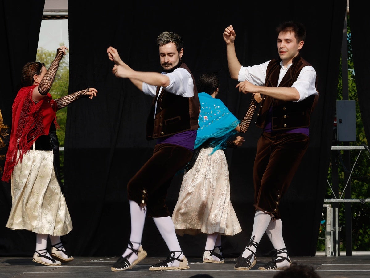 Un miler llarg de ballarins d'una vintena d'entitats i escoles de dansa de la ciutat han omplert de ritme aquest diumenge a la tarda la plaça de l'Argub, al parc de Catalunya. Ha estat l'acte central del Dia Internacional de la Dansa, la mostra col·lectiva Sabadell Dansa. Diferents estils i nivells de flamenc, hip hop, ballet, contemporani i altres disciplines però la mateixa estima per la dansa. Tot plegat, una gran mostra de la riquesa de grups i estils que hi ha a la ciutat.  Hi han participaran l’Agrupación Andaluza San Sebastián de los Ballesteros, el Club Rítmica Sabadell, Harmony Escola de Dansa, Step by Step, L’Estudi Dansa, Steps to Country, Kmystudio Escola de Dansa, Innedit Dance Complex, el Centro Cultural Andaluz Hermandad Virgen de Gracia Sabadell, l’Associació d’Activitats Veïns de la Concòrdia, l’Escola de Dansa Ritme, Artístik Centre Dansa i Teatre, les Escoles de Dansa Mònica Escribà, l’Escola de Ball Félix y Tere, El Gimnàs Dansa, La Nau, Petit Món conjunt amb Espai Yantra, l’Esbart Sabadell Dansaire, Driss Dansa, l’Escola de Dansa Stils i l’Escola de Dansa Bots.