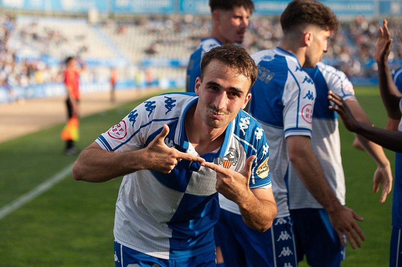 Aguilar, celebrant el gol. CES
