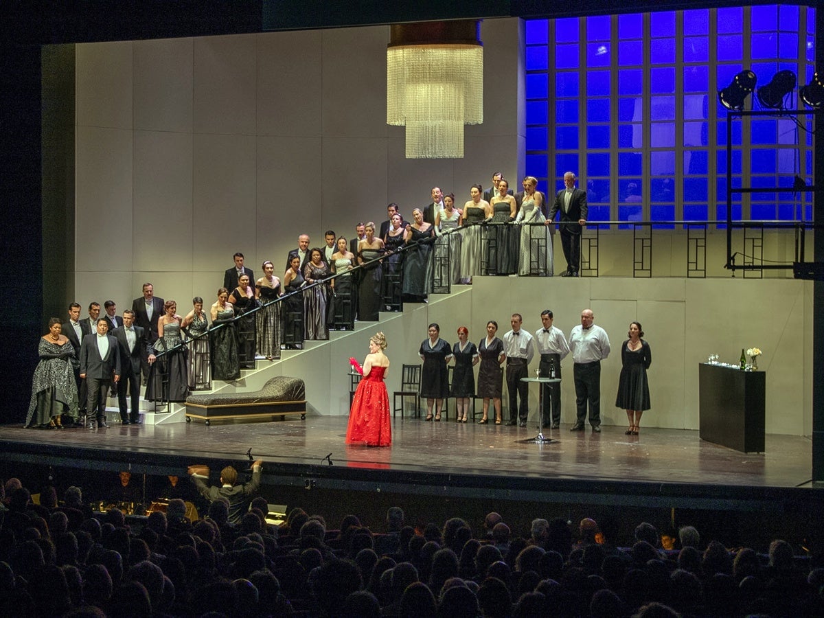 Un moment de l'estrena de 'La Traviata', que posa punt i final a la temporada d'òpera 2025-2026. Autora: M.Berenguera. 