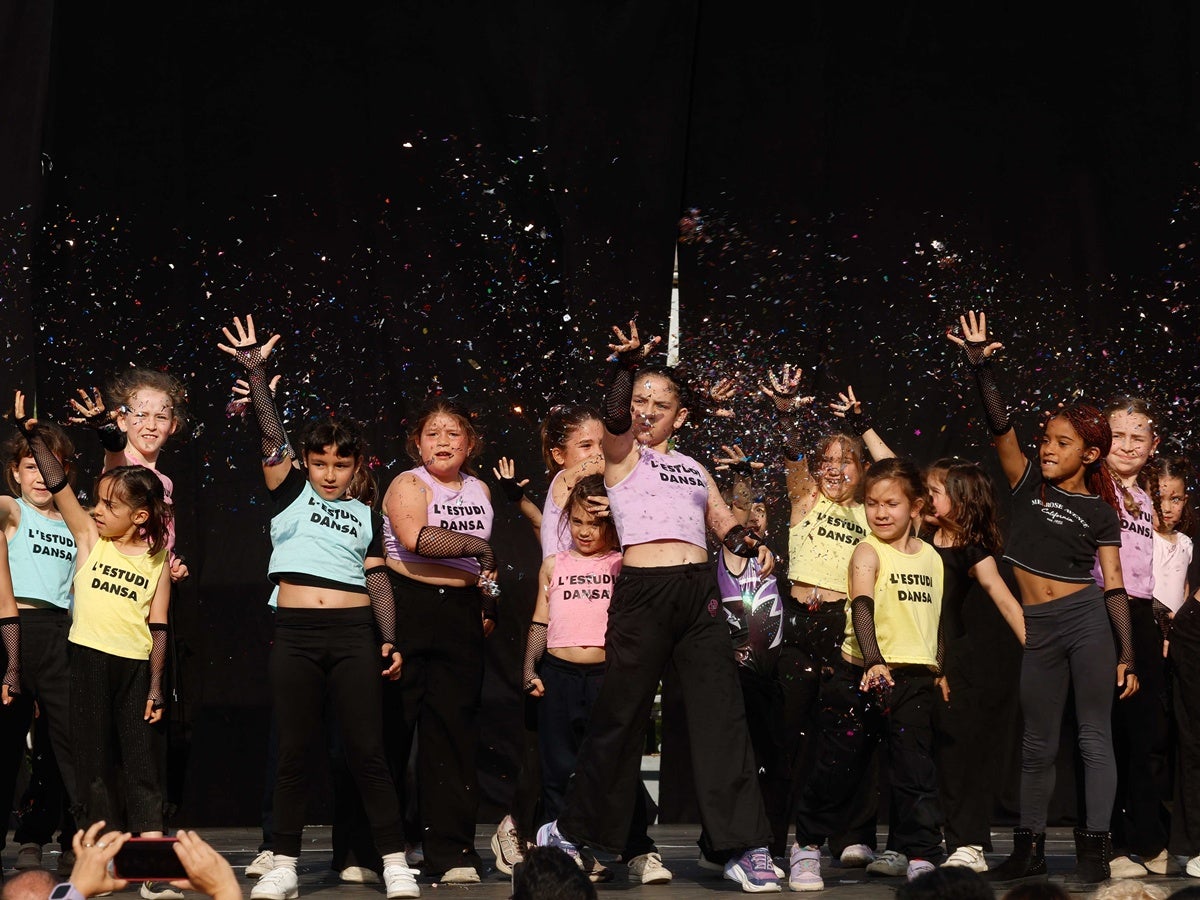 Un miler llarg de ballarins d'una vintena d'entitats i escoles de dansa de la ciutat han omplert de ritme aquest diumenge a la tarda la plaça de l'Argub, al parc de Catalunya. Ha estat l'acte central del Dia Internacional de la Dansa, la mostra col·lectiva Sabadell Dansa. Diferents estils i nivells de flamenc, hip hop, ballet, contemporani i altres disciplines però la mateixa estima per la dansa. Tot plegat, una gran mostra de la riquesa de grups i estils que hi ha a la ciutat.  Hi han participaran l’Agrupación Andaluza San Sebastián de los Ballesteros, el Club Rítmica Sabadell, Harmony Escola de Dansa, Step by Step, L’Estudi Dansa, Steps to Country, Kmystudio Escola de Dansa, Innedit Dance Complex, el Centro Cultural Andaluz Hermandad Virgen de Gracia Sabadell, l’Associació d’Activitats Veïns de la Concòrdia, l’Escola de Dansa Ritme, Artístik Centre Dansa i Teatre, les Escoles de Dansa Mònica Escribà, l’Escola de Ball Félix y Tere, El Gimnàs Dansa, La Nau, Petit Món conjunt amb Espai Yantra, l’Esbart Sabadell Dansaire, Driss Dansa, l’Escola de Dansa Stils i l’Escola de Dansa Bots.