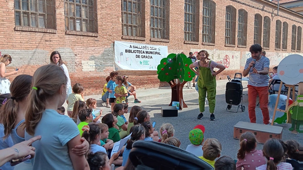 Taller dels Llenguaferits, davant la Sallarés Deu, el passat diumenge, aprofitant la cursa de primavera de l'AFA de l'escola Teresa Claramunt. Autor: AV Gràcia / cedida. 