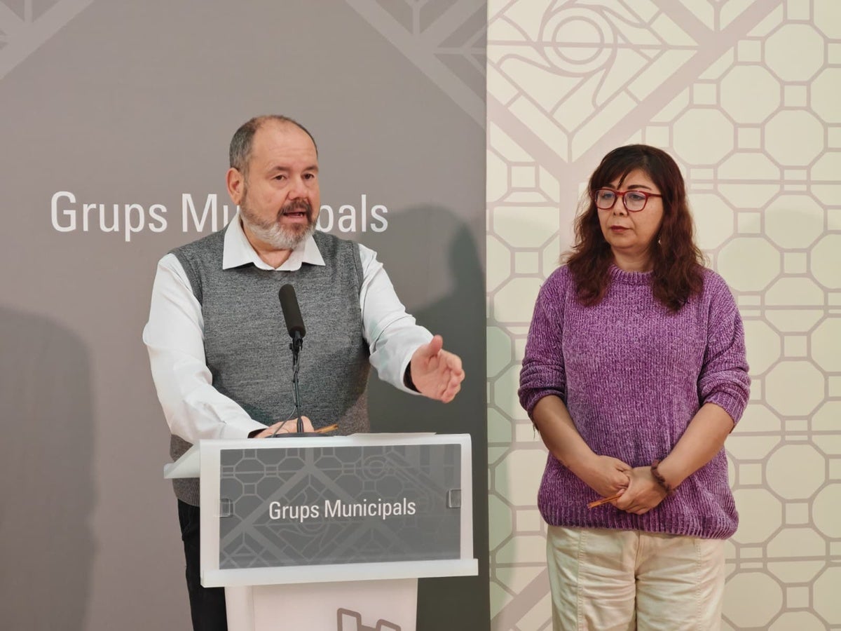 Joan Mena, acompanyat de la regidora Alejandra Sandoval. Autor: Albert P, 