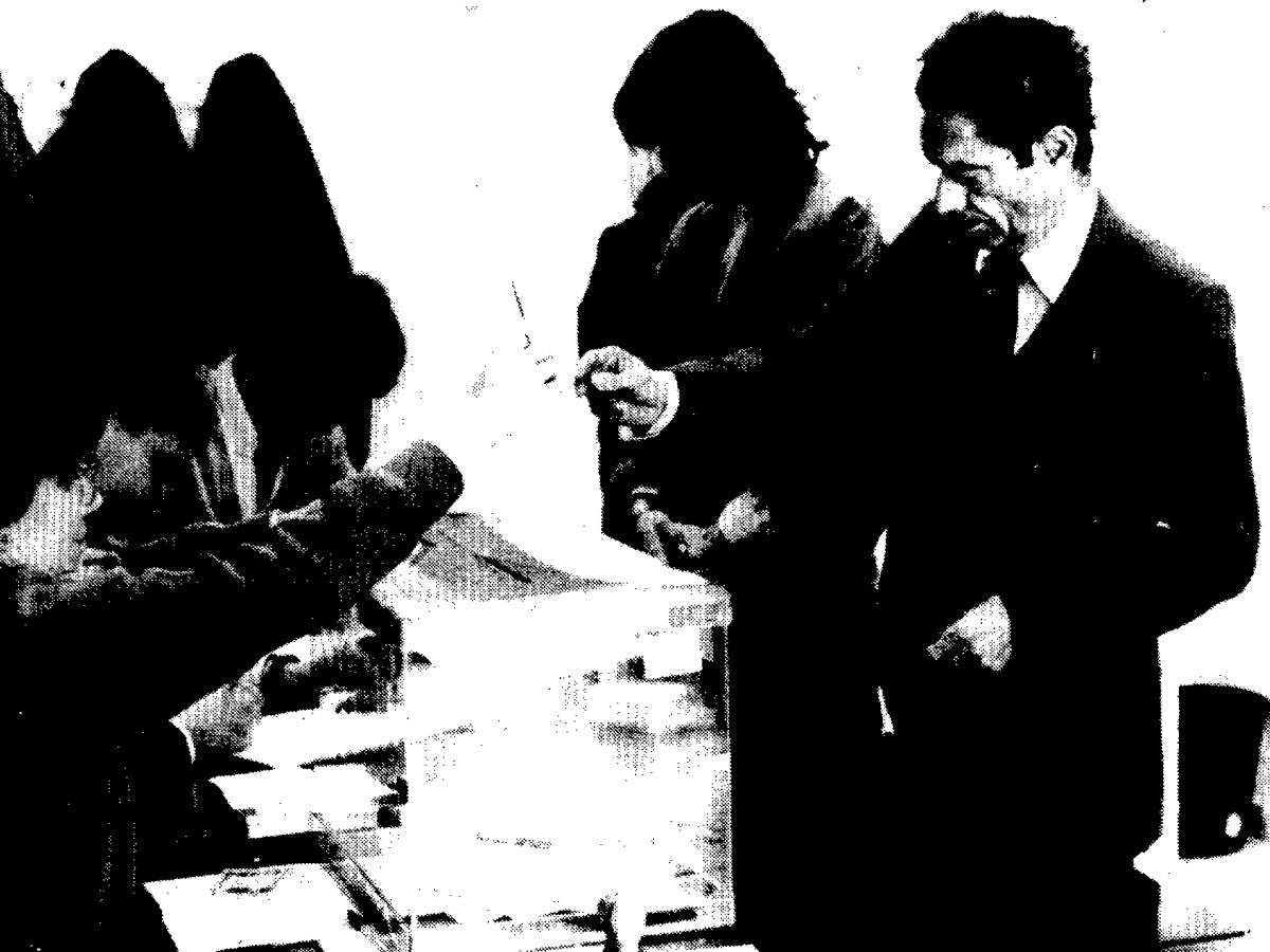 Un home votant al referèndum per la permanència a l'OTAN. Font: DS via AHS