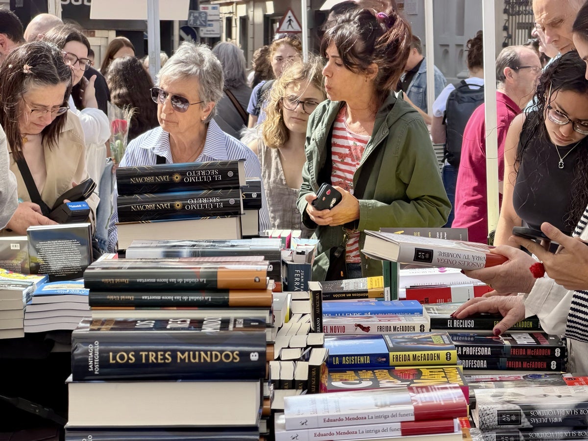 Sabadellencs mirant llibres, aquest dijous. Autor: ACN. 