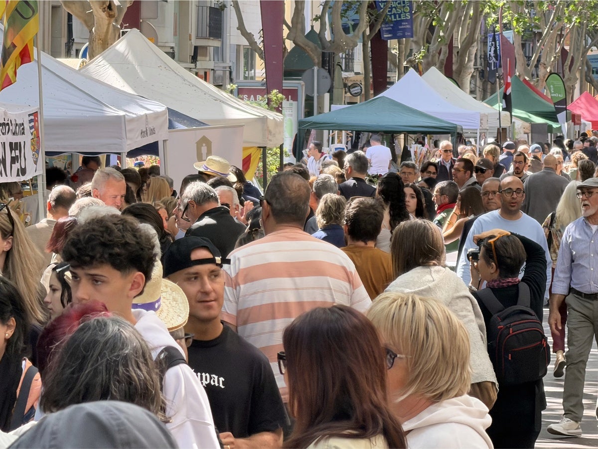 Sabadellencs a la Rambla, per Sant Jordi. Autor: ACN. 