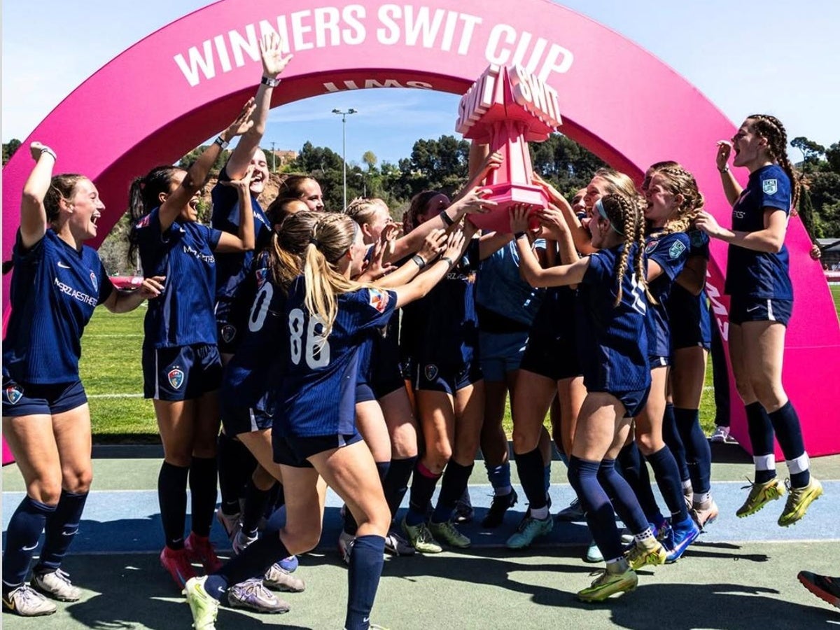 El North Carolina Courage, aixecant el trofeu. SWIT CUP, via Instagram