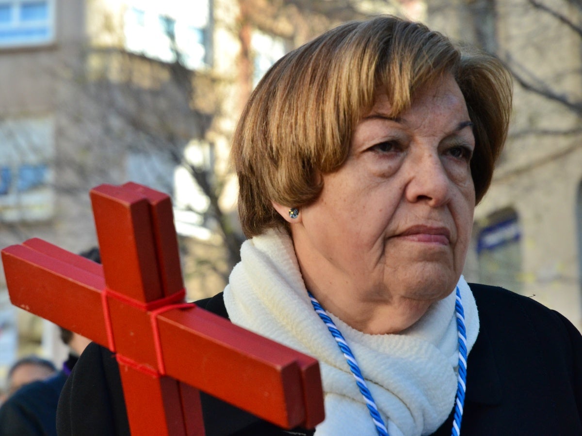 Una de les participants a la processó del Via Crucis de Divendres Sant, amb una creu. Autor: J.d.A.