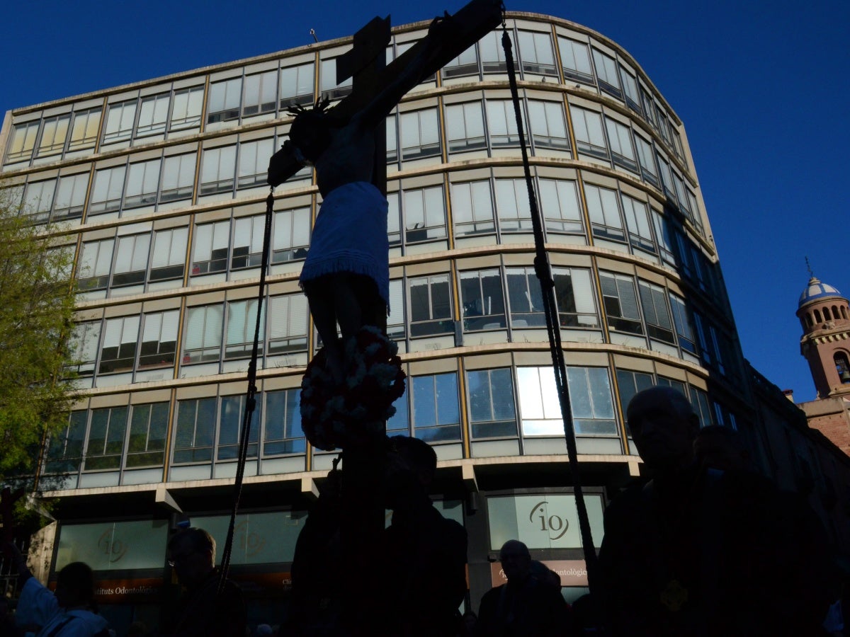 La imatge del Sant Crist, al Passeig Manresa, amb el campanar de la Puríssima, al fons. Autor: J.d.A.