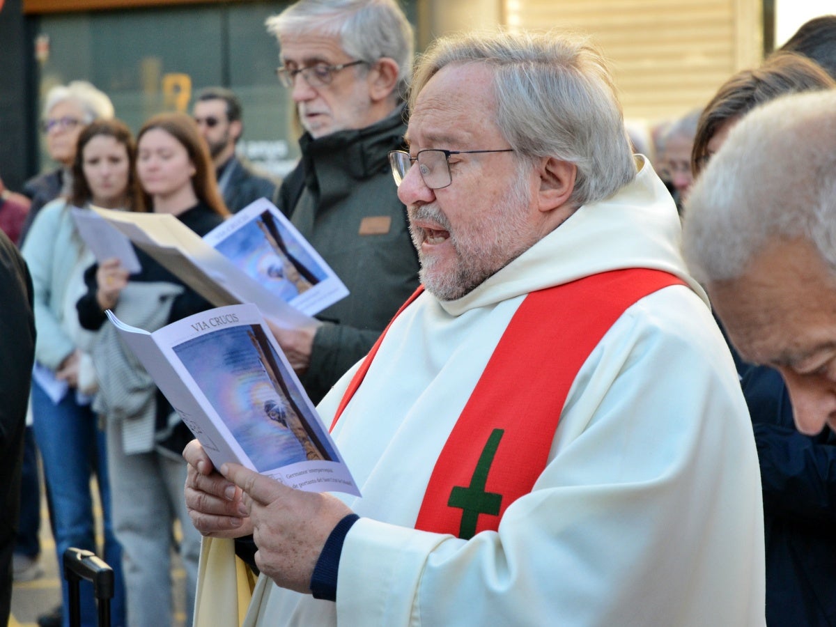El rector de la Puríssima, llegint un dels textos. Autor: J.d.A.