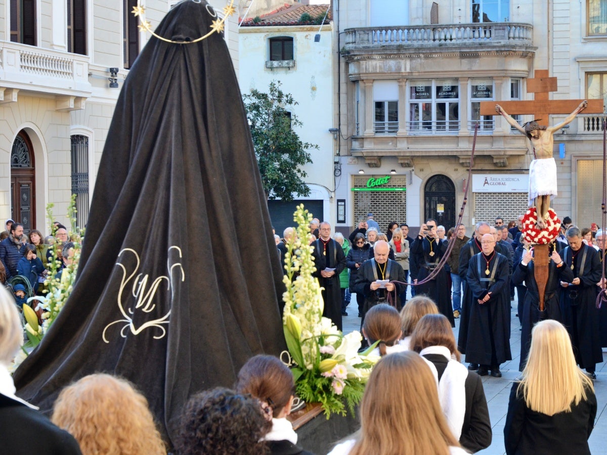 Trobada entre la imatge de Crist i la Mare de Déu, a la plaça Sant Roc, a les portes de la parròquia de Sant Feliu. Autor: J.d.A