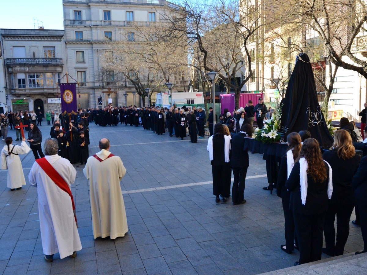 Trobada entre la imatge de Crist i la Mare de Déu, a la plaça Sant Roc, a les portes de la parròquia de Sant Feliu. Autor: J.d.A
