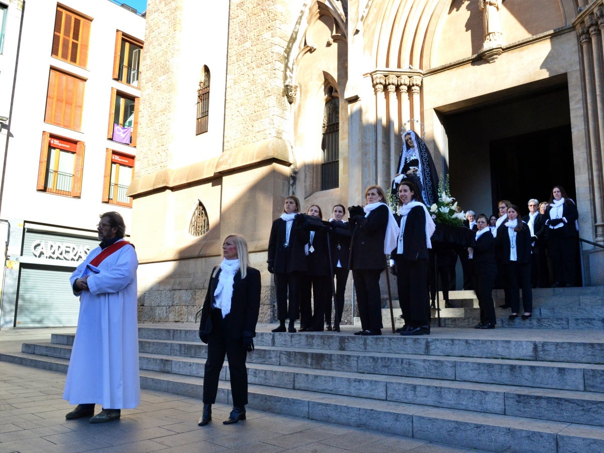 Les portants de la Mare de Déu, a la plaça Sant Roc, a les portes de la parròquia de Sant Feliu, esperant l'arribada de la processó del Via Crucis. Autor: J.d.A