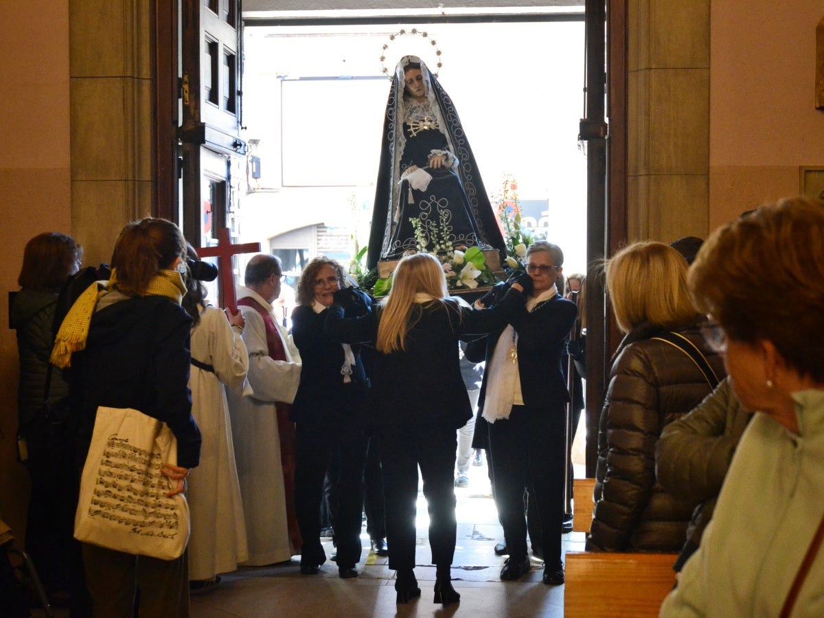 Entrada de les portants de la Mare de Déu a l'església de la Santíssima Trinitat, a la Rambla, on ha acabat la processó del Via Crucis. Autor: J.d.A.