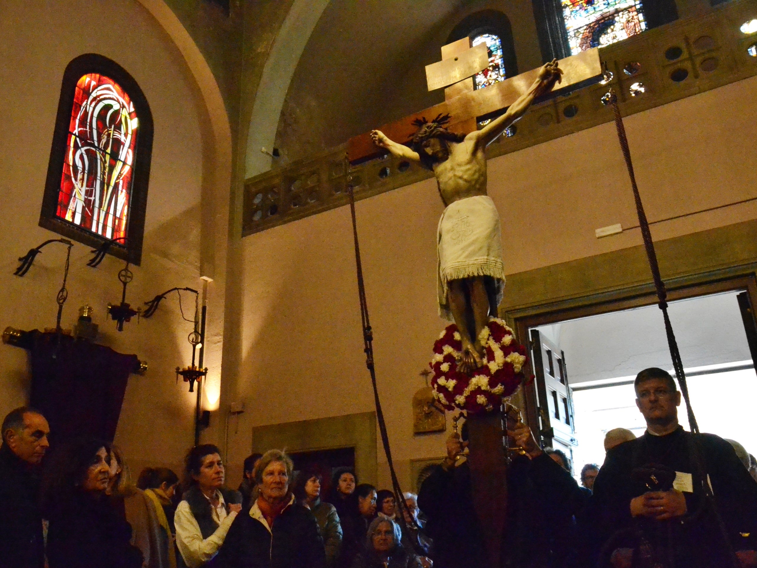 Entrada de la imatge de Crist crucifixat a l'església de la Santíssima Trinitat, a la Rambla, on ha acabat la processó del Via Crucis. Autor: J.d.A.