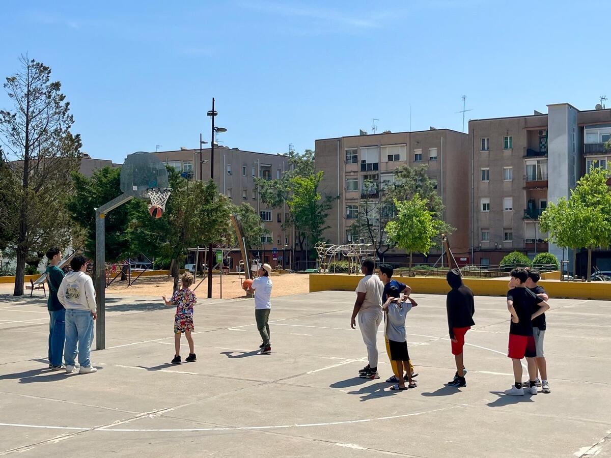 Joves jugant a bàsquet a la plaça Picasso. Autor: Jordi M.