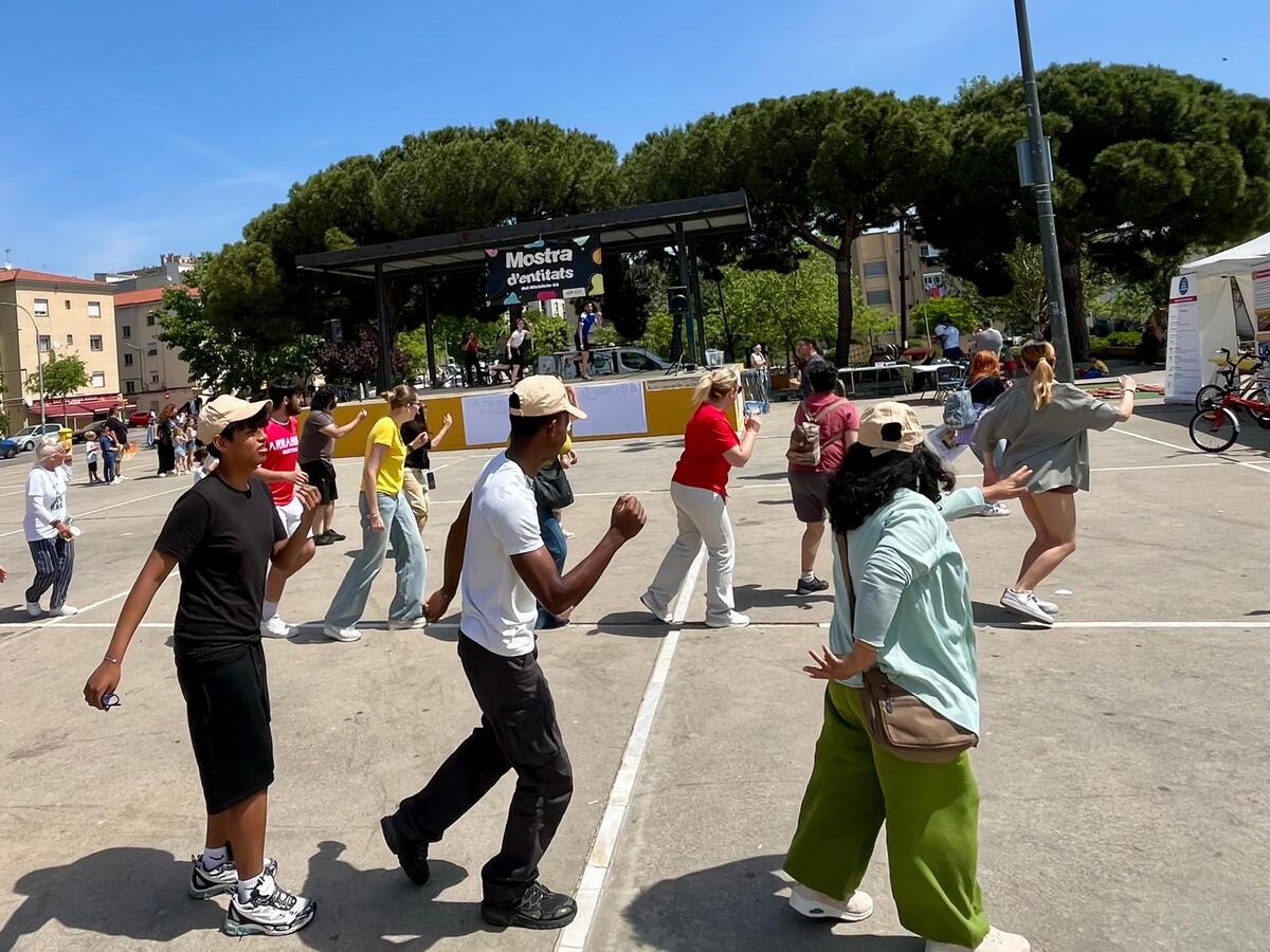 Classes de zumba a la mostra d'entitats del districte sisè. Autor: Jordi M.
