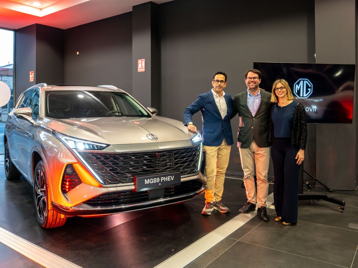 Un moment de la presentació, amb el gerent de MG Yomovo Sarmovil, Jordi Hernández, a l'esquerra, Ferran Manescal i Núria Casas. Autor: cedida. 