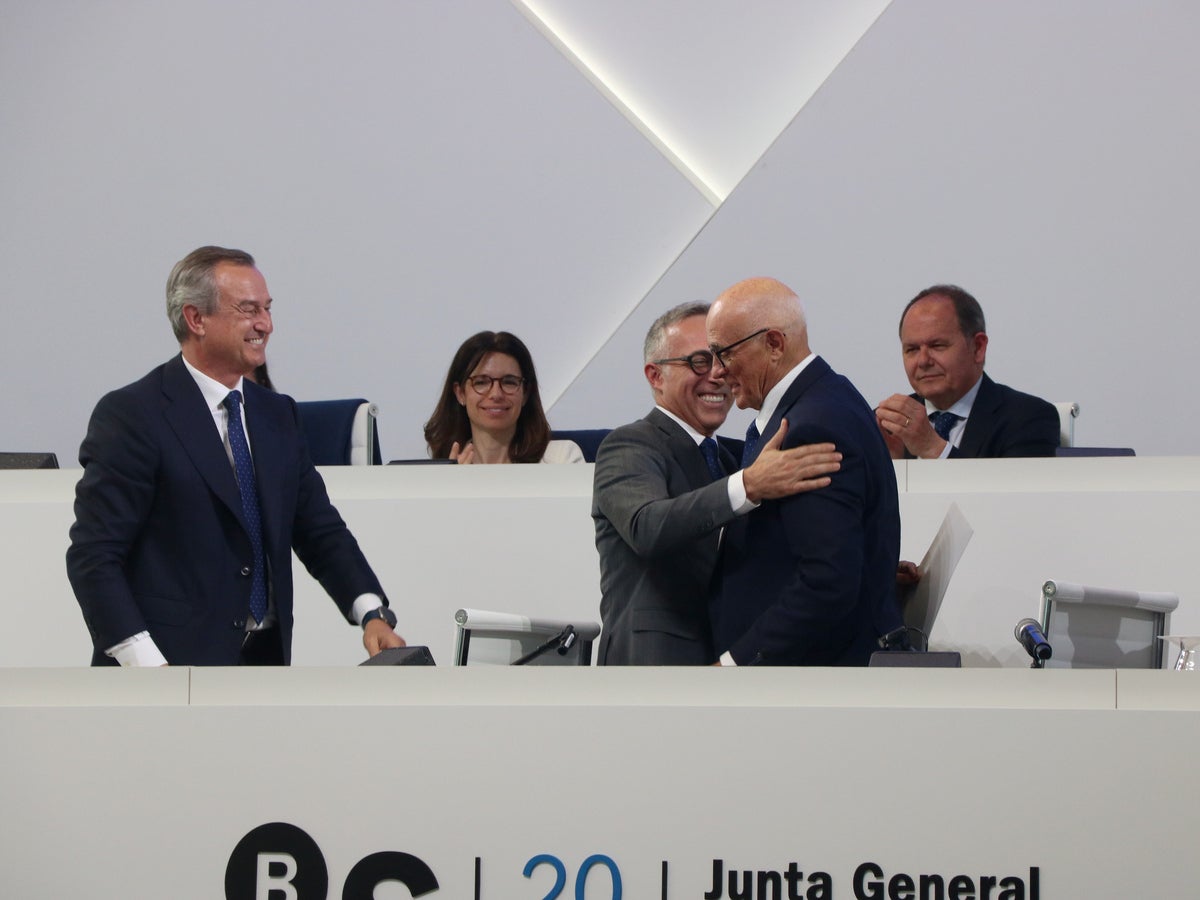 Oliu abraçant el nou CEO del Banc Sabadell, Marc Armengol, amb González-Bueno al costat. Autora: Maria Asmarat/ACN.