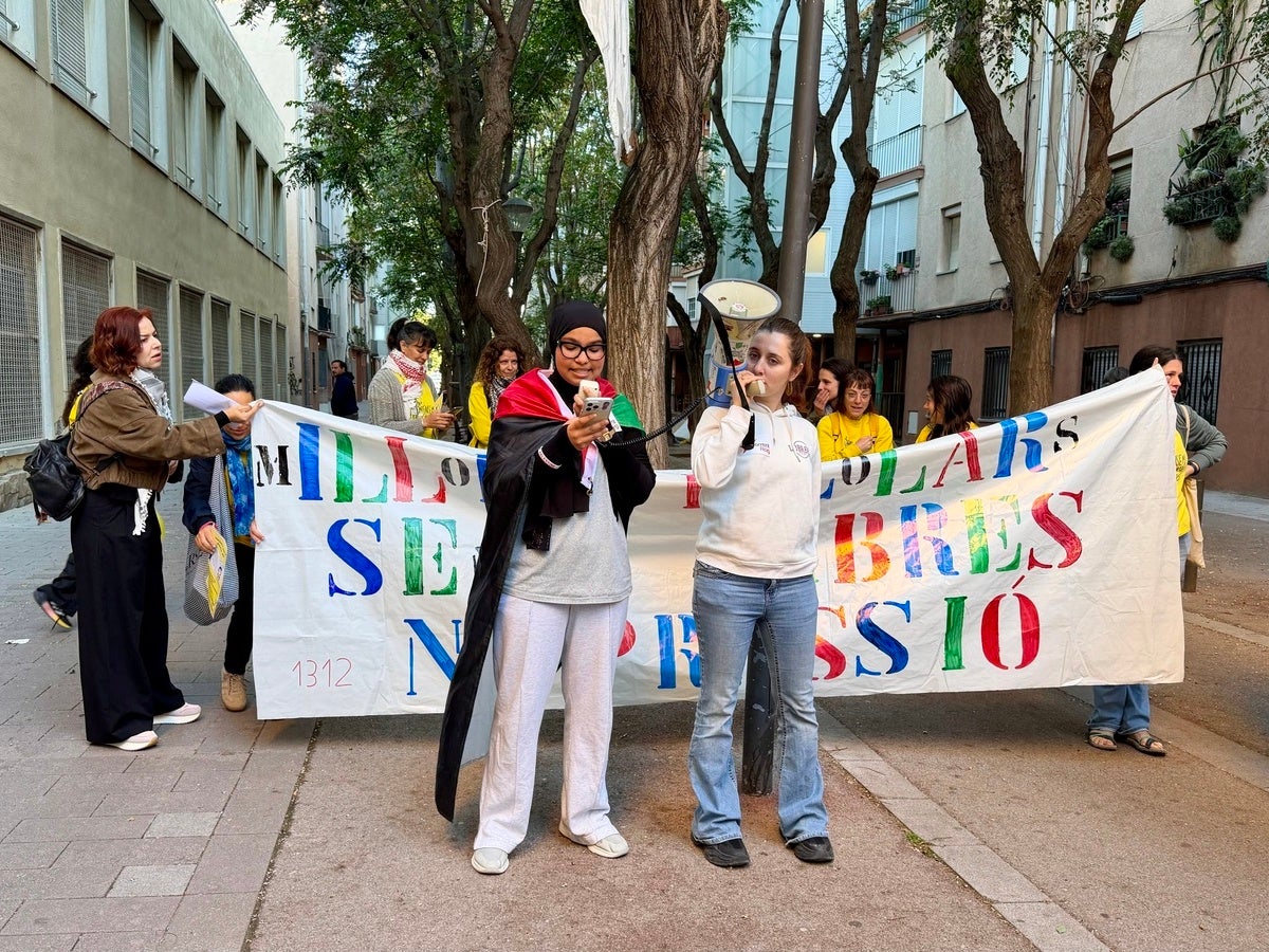 Lectura del manifest sobre la presència de mossos a l'institut escola Sallarès i Pla. Autor: ACN