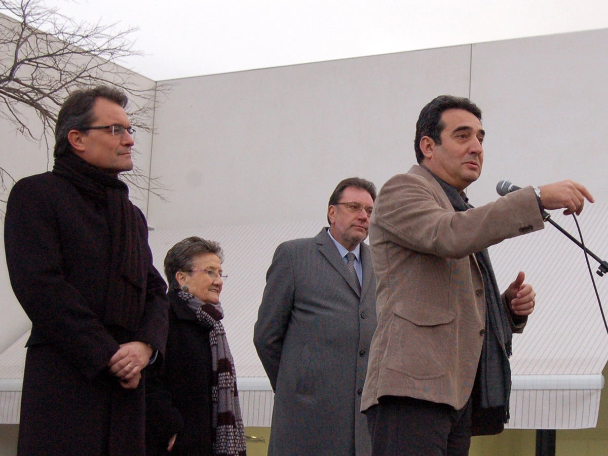 El president de la Generalitat, Artur Mas, la doctora Joaquima Júdez, el conseller Josep Lluís Cleries i l'alcalde Manuel Bustos, en la inauguració de la residència a Can Roqueta, l'any 2012. Autor: J.d.A. 