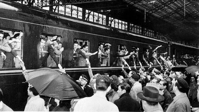 Inmigrantes españoles saliendo de un tren desde Sevilla hacia Alemania.