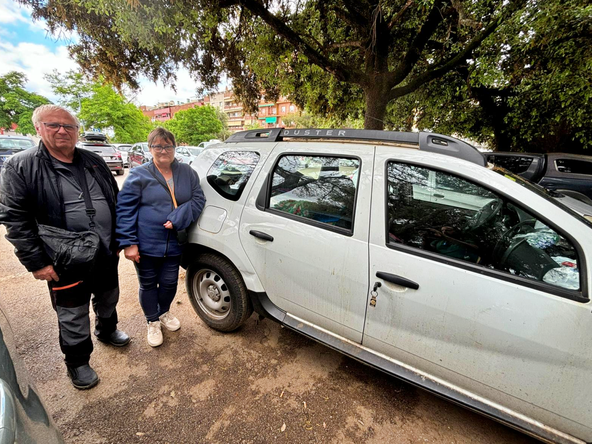 Foto portada: Puig i Alimón, amb el cotxe en el que dormen, aquest matí. Autor: J.d.A. 