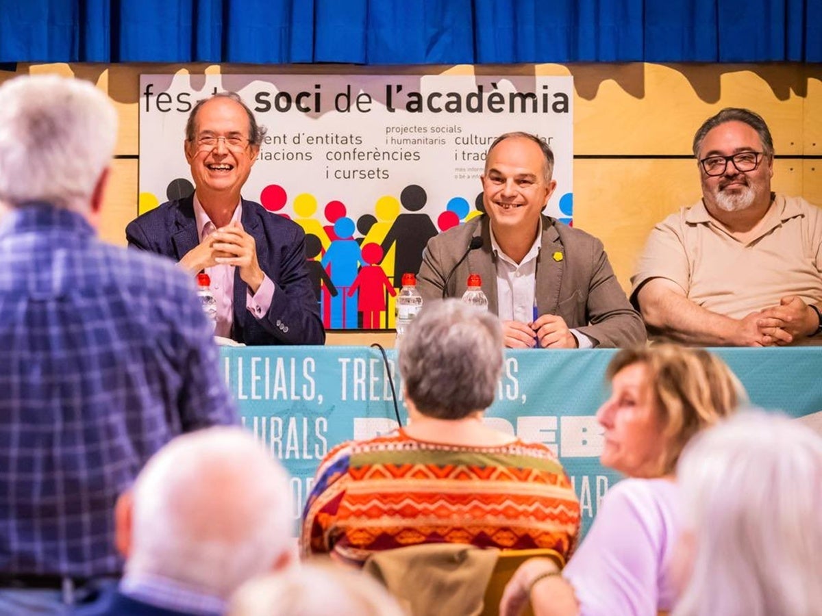Jordi Turull, al mig, i Francesc Baró, a la dreta, a l'assemblea de Junts, a porta tnacada. Autor: cedida.