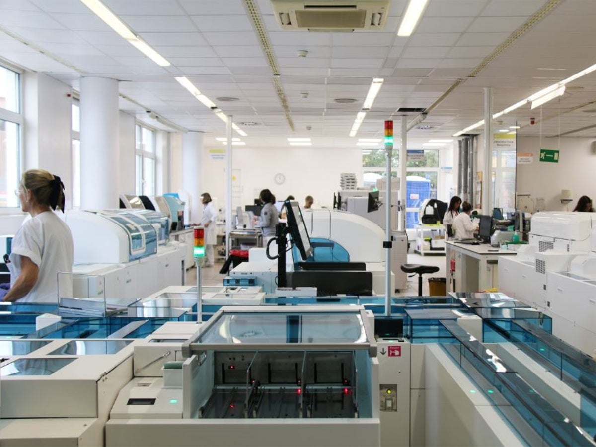 Interior del laboratori clínic de l'hospital Parc Taulí. Foto: cedida.