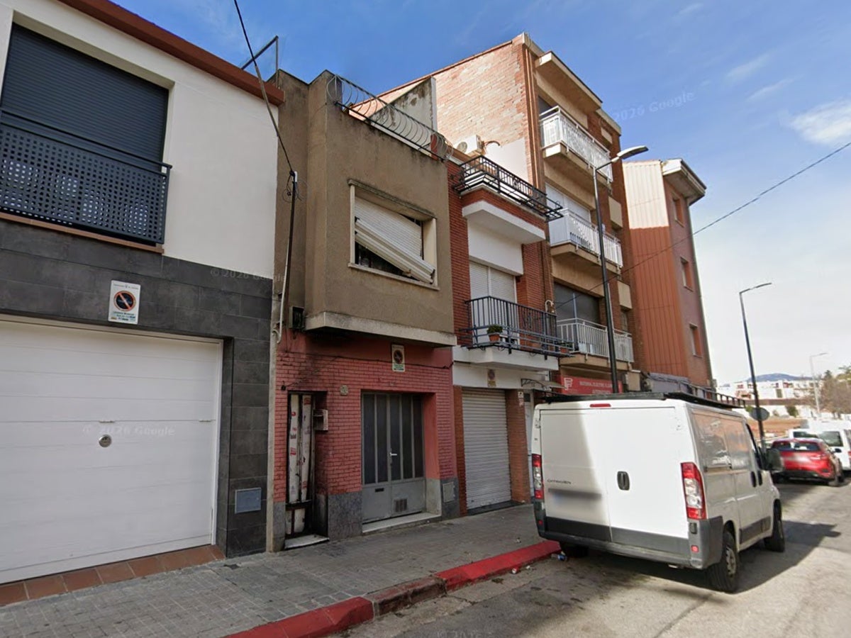 Exterior de l'edifici dels carrers dels Reis Catòlics, que era usat com a narcopis. Font: Google Street View. 