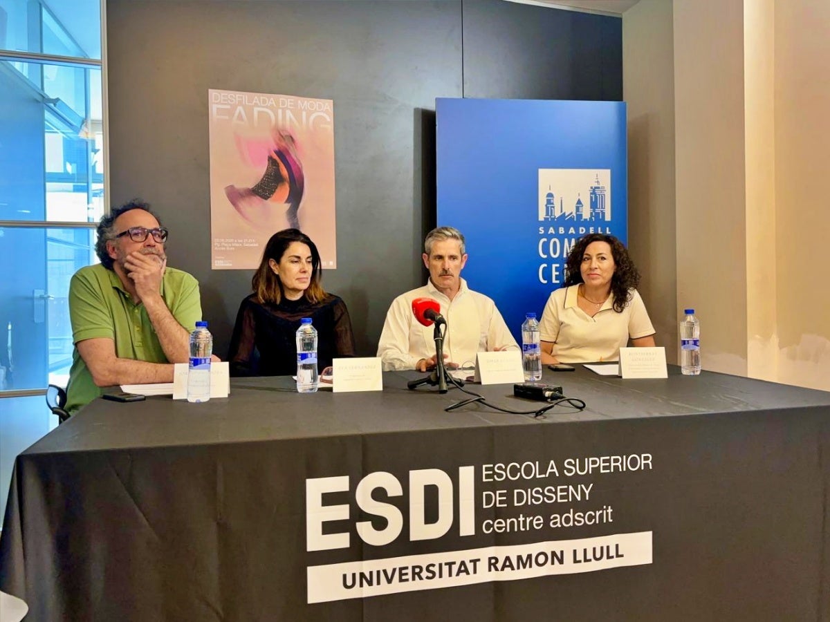 El gerent i la presidenta de Sabadell Comerç Centre, Jordi Obradors i Eva Fernández, el cap de l'àrea de Moda de l'ESDi, Jorge Zuazo, i la tinenta d'alcaldessa d'Economia i Serveis Centrals, Montse González. Autor: J.d.A.