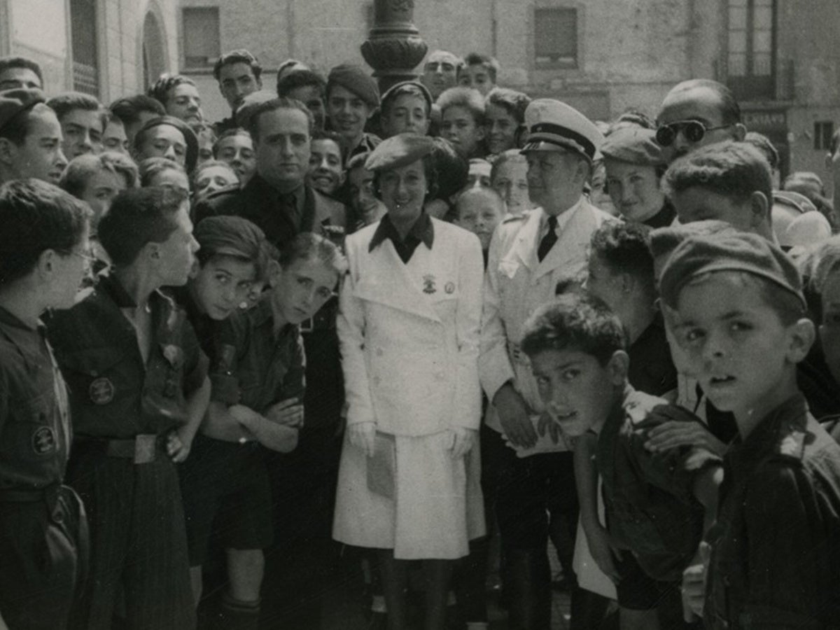 Magda Coret, de blanc, i Devlet Elhers, cap de les Joventuts Hitlerianes a la plaça Sant Roc, 22 d’agost de 1941. 