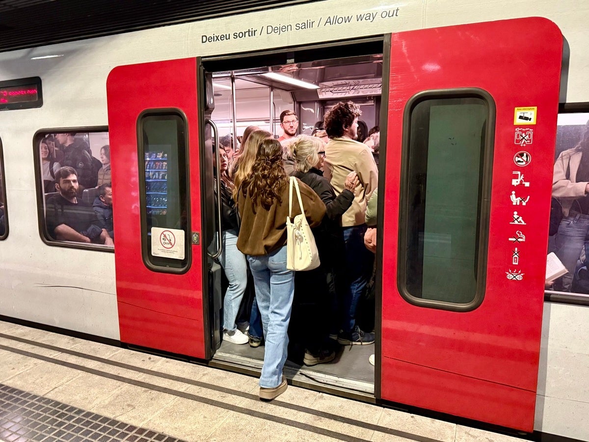 Una passatgera pujant a un tren de FGC. Autor: ACN.