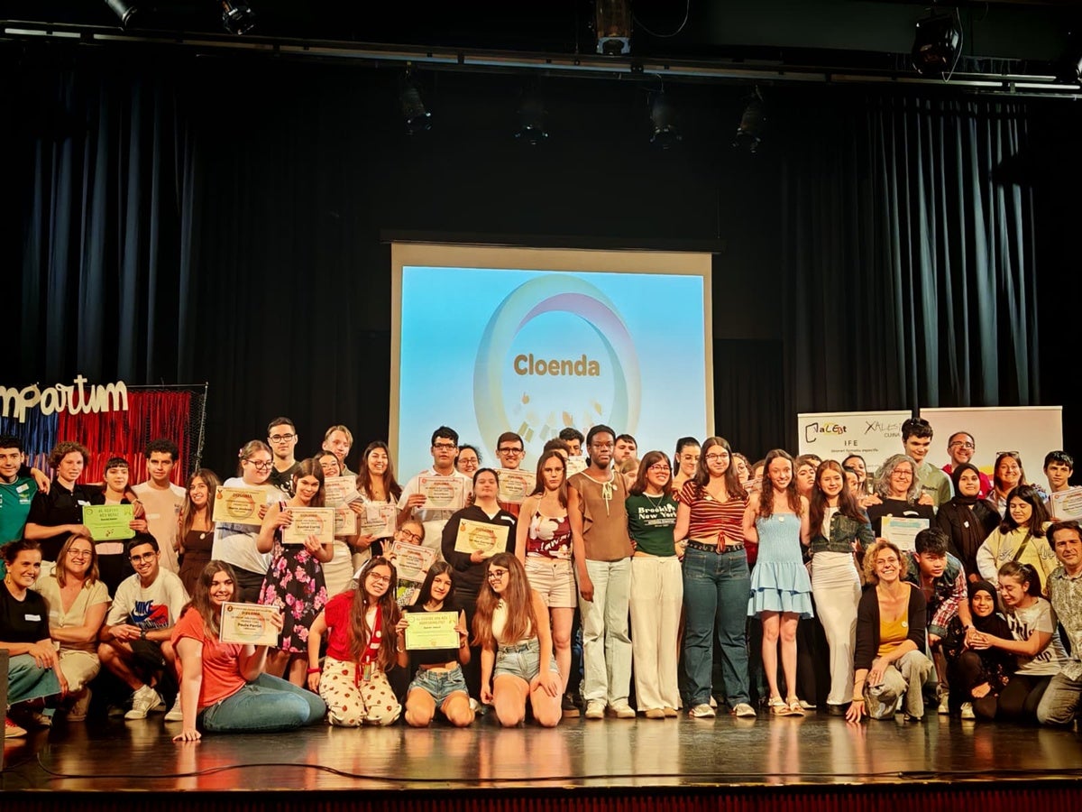 Alumnes i docents, amb els premis, fotografia de grup. Autor: Albert P.