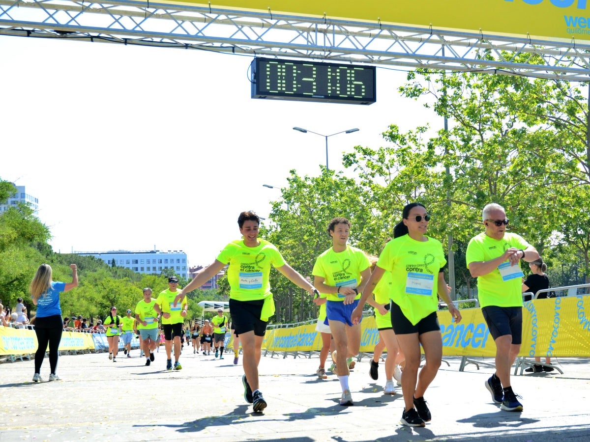 2.400 corredors han pres la sortida de la cursa solidària Corro contra el Càncer, que s'ha dut a terme aquest matí, amb moltes novetats. La primera: l'emplaçament des del parc de Catalunya, en col·laboració amb el festival Observa. La segona: la finalitat dels fons, que aniran destinats a un projecte de recerca sobre el càncer d'úter que es duu a terme des de l'hospital de Sabadell. La recaptació ha batut rècords, com també la fila 0, que segueix oberta durant uns dies més. 'Mai havíem fet un donatiu tan alt com farem ara; estic molt emocionat; és brutal', ha reconegut Aleix Ribell, de WeRun, organitzadors de la cursa. 'Hem fet una remodelació molt gran de la cursa i ha sortit molt bé; aquest canvi ha arribat per quedar-se perquè ha estat un luxe', ha reconegut.