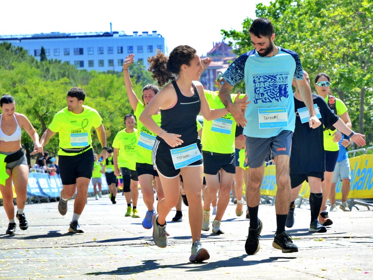 2.400 corredors han pres la sortida de la cursa solidària Corro contra el Càncer, que s'ha dut a terme aquest matí, amb moltes novetats. La primera: l'emplaçament des del parc de Catalunya, en col·laboració amb el festival Observa. La segona: la finalitat dels fons, que aniran destinats a un projecte de recerca sobre el càncer d'úter que es duu a terme des de l'hospital de Sabadell. La recaptació ha batut rècords, com també la fila 0, que segueix oberta durant uns dies més. 'Mai havíem fet un donatiu tan alt com farem ara; estic molt emocionat; és brutal', ha reconegut Aleix Ribell, de WeRun, organitzadors de la cursa. 'Hem fet una remodelació molt gran de la cursa i ha sortit molt bé; aquest canvi ha arribat per quedar-se perquè ha estat un luxe', ha reconegut.