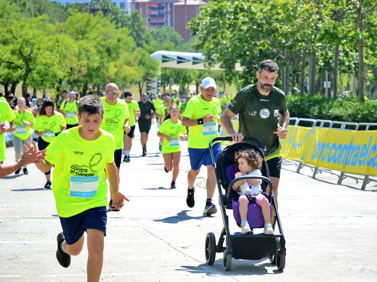 2.400 corredors han pres la sortida de la cursa solidària Corro contra el Càncer, que s'ha dut a terme aquest matí, amb moltes novetats. La primera: l'emplaçament des del parc de Catalunya, en col·laboració amb el festival Observa. La segona: la finalitat dels fons, que aniran destinats a un projecte de recerca sobre el càncer d'úter que es duu a terme des de l'hospital de Sabadell. La recaptació ha batut rècords, com també la fila 0, que segueix oberta durant uns dies més. 'Mai havíem fet un donatiu tan alt com farem ara; estic molt emocionat; és brutal', ha reconegut Aleix Ribell, de WeRun, organitzadors de la cursa. 'Hem fet una remodelació molt gran de la cursa i ha sortit molt bé; aquest canvi ha arribat per quedar-se perquè ha estat un luxe', ha reconegut.