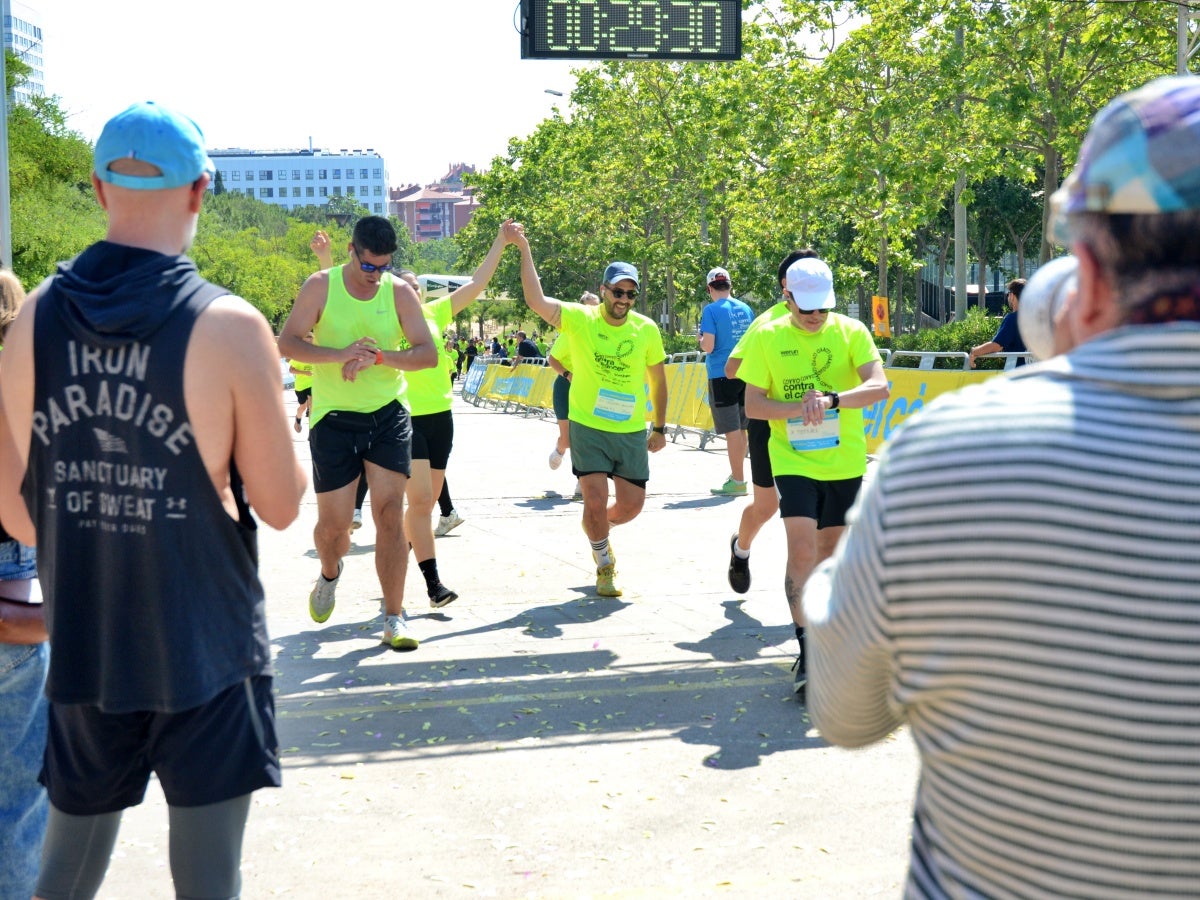 2.400 corredors han pres la sortida de la cursa solidària Corro contra el Càncer, que s'ha dut a terme aquest matí, amb moltes novetats. La primera: l'emplaçament des del parc de Catalunya, en col·laboració amb el festival Observa. La segona: la finalitat dels fons, que aniran destinats a un projecte de recerca sobre el càncer d'úter que es duu a terme des de l'hospital de Sabadell. La recaptació ha batut rècords, com també la fila 0, que segueix oberta durant uns dies més. 'Mai havíem fet un donatiu tan alt com farem ara; estic molt emocionat; és brutal', ha reconegut Aleix Ribell, de WeRun, organitzadors de la cursa. 'Hem fet una remodelació molt gran de la cursa i ha sortit molt bé; aquest canvi ha arribat per quedar-se perquè ha estat un luxe', ha reconegut.