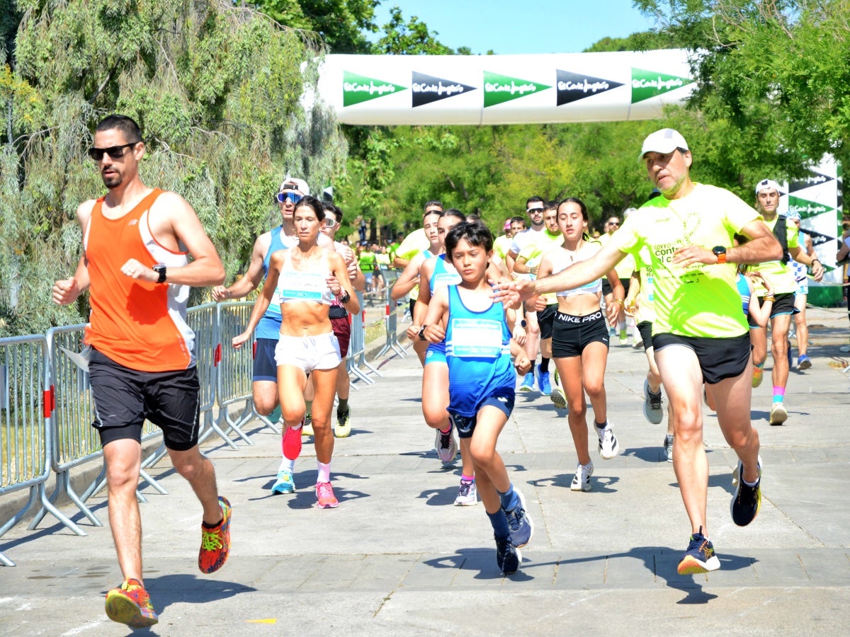 2.400 corredors han pres la sortida de la cursa solidària Corro contra el Càncer, que s'ha dut a terme aquest matí, amb moltes novetats. La primera: l'emplaçament des del parc de Catalunya, en col·laboració amb el festival Observa. La segona: la finalitat dels fons, que aniran destinats a un projecte de recerca sobre el càncer d'úter que es duu a terme des de l'hospital de Sabadell. La recaptació ha batut rècords, com també la fila 0, que segueix oberta durant uns dies més. 'Mai havíem fet un donatiu tan alt com farem ara; estic molt emocionat; és brutal', ha reconegut Aleix Ribell, de WeRun, organitzadors de la cursa. 'Hem fet una remodelació molt gran de la cursa i ha sortit molt bé; aquest canvi ha arribat per quedar-se perquè ha estat un luxe', ha reconegut.