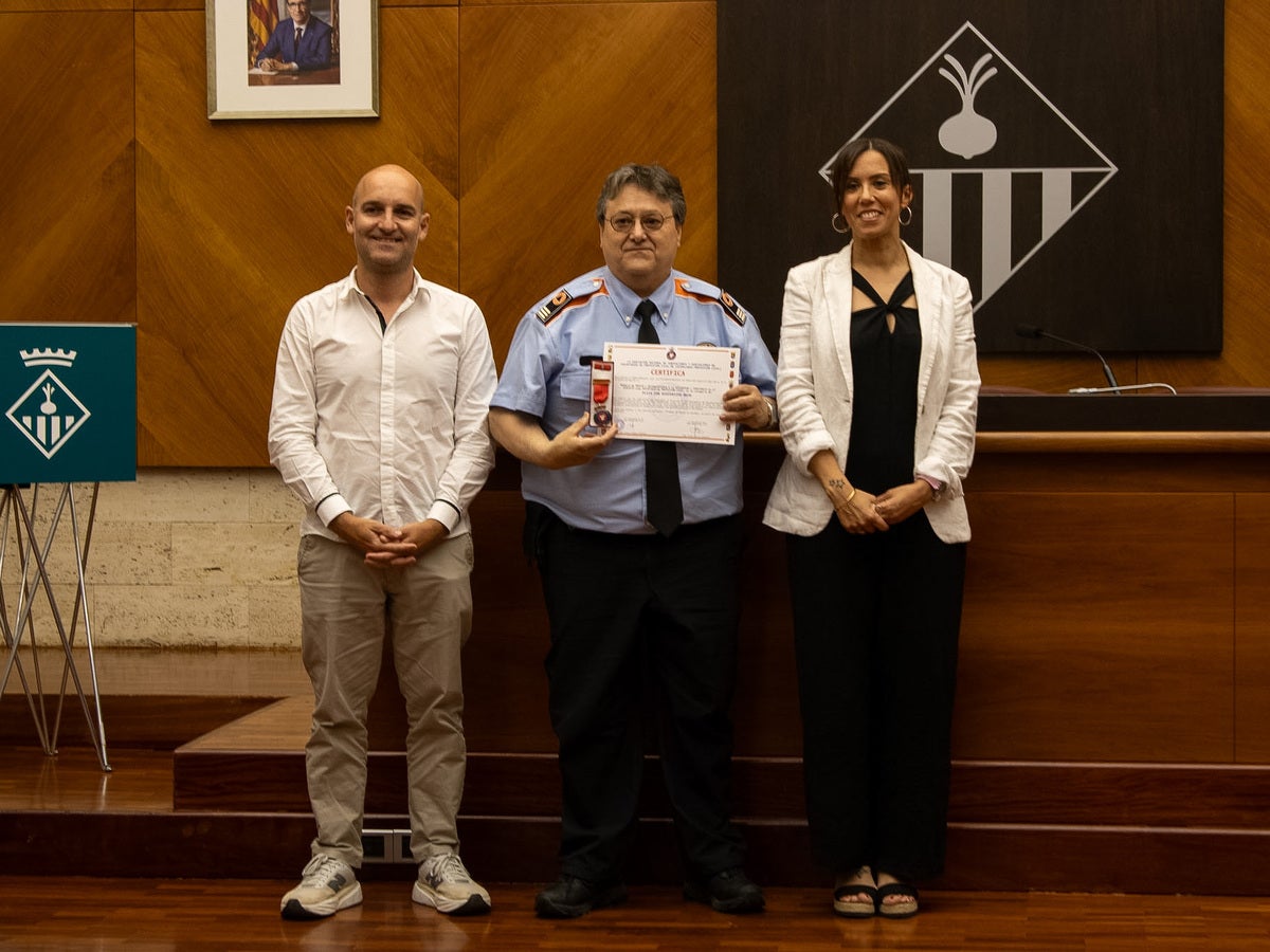 El regidor de Seguretat, Adrián Hernández; el president de l'Associació de Voluntaris de Protecció Civil Bravo, Daniel de la Torre; i l'alcaldessa de Sabadell, Marta Farrés. Autora: Martina Berenguera.