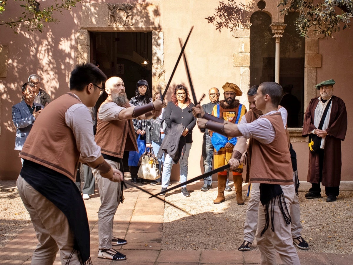 Demostració de ball d'espases en la presentació de la 29ª edició de Medievàlia, al Museu d'Història. Autora: M.Berenguera.