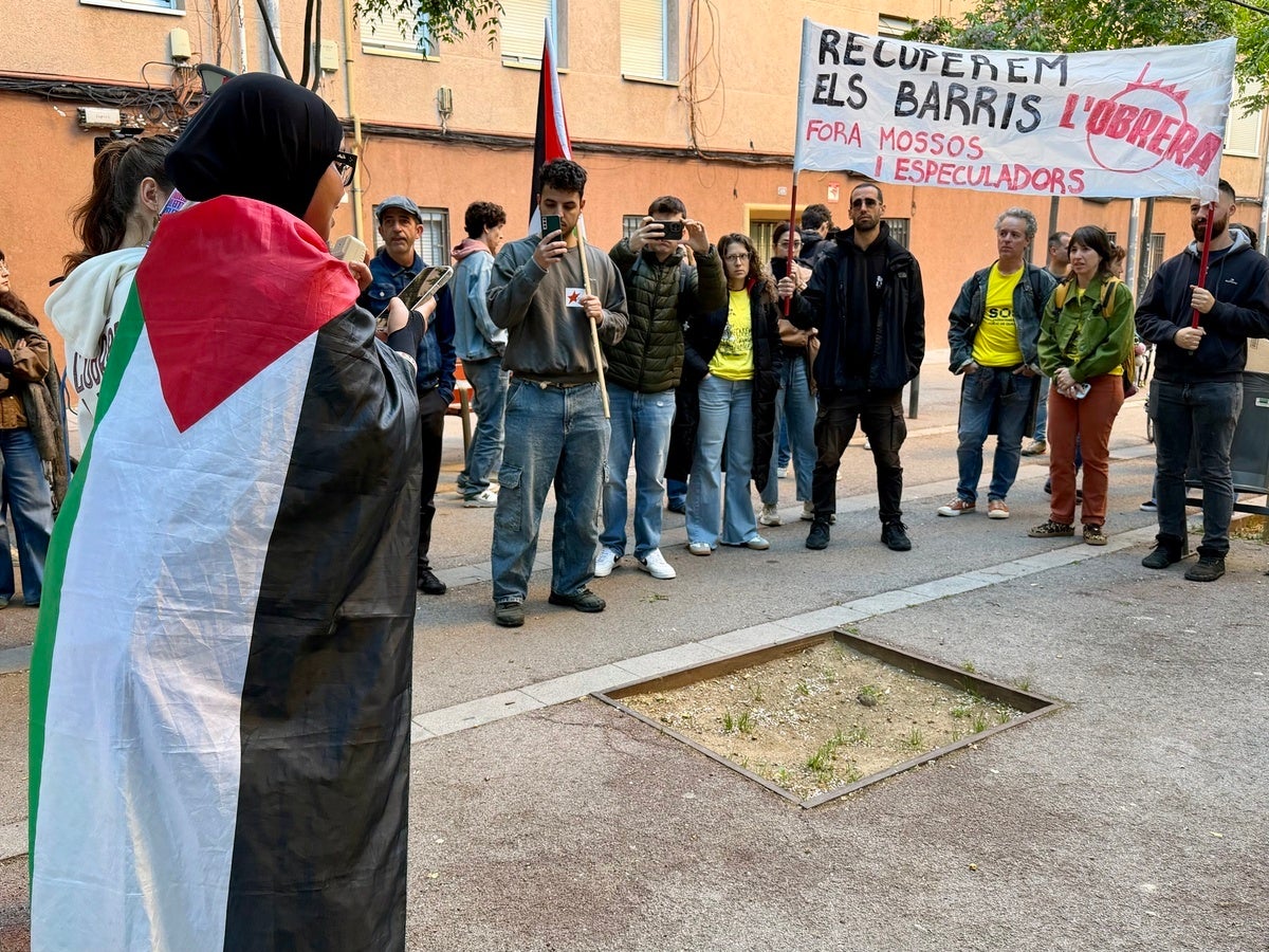 Concentració a les portes de l'institut escola Sallarès i Pla. Autor: ACN
