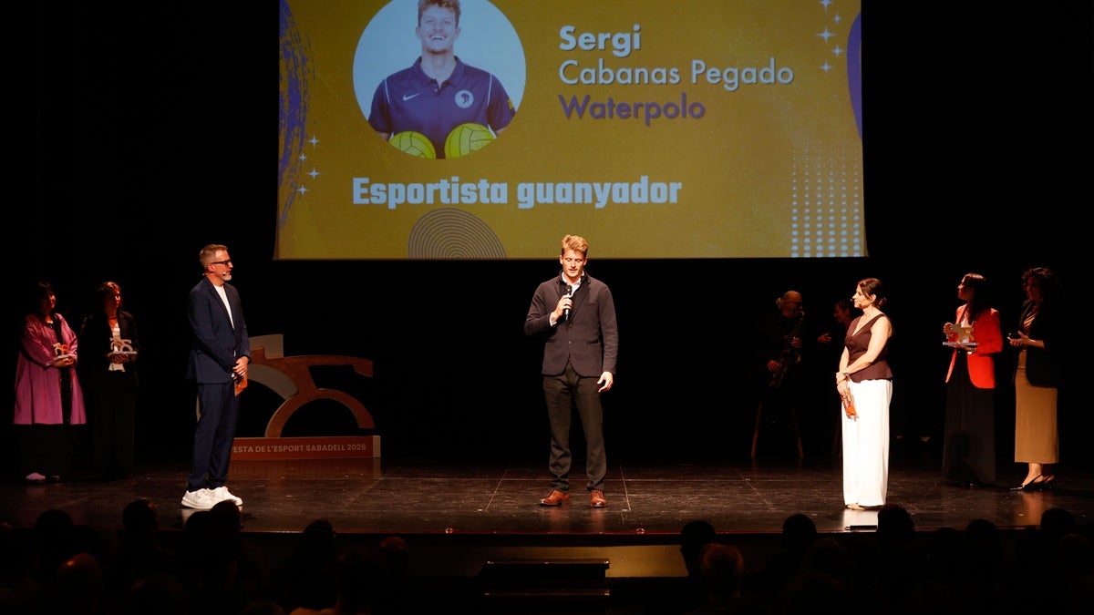 Cabanas, amb micròfon en mà, compartint sensacions. Autora: Dihör